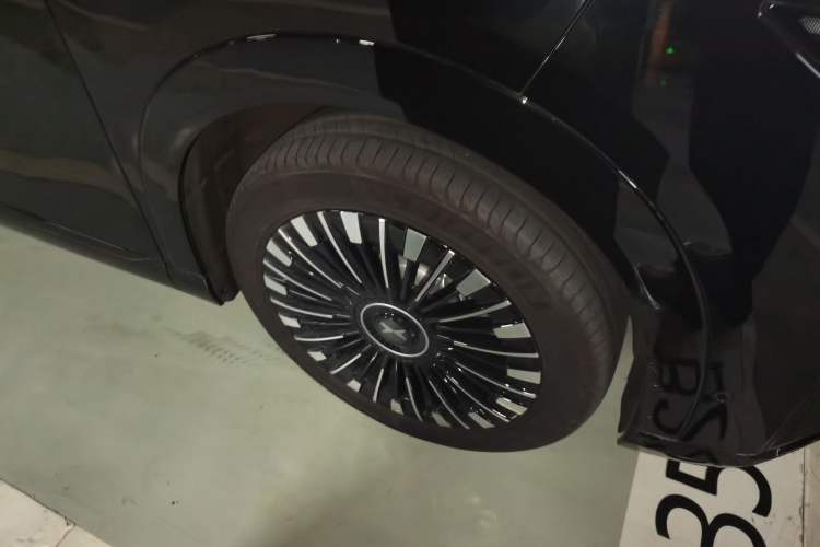 Used XPeng X9 2026 Model—Range-Extended Version 1602 Max Right Front Wheel Hub