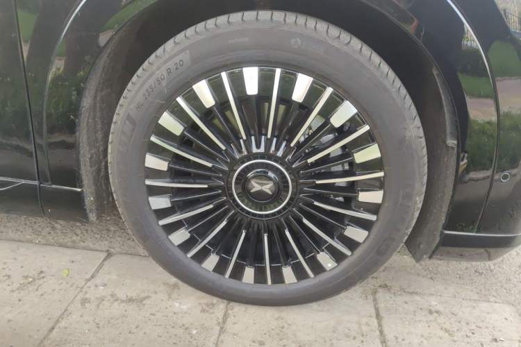 Used XPeng X9 2026 Model—Range-Extended Version 1602 Max Right Front Wheel Hub