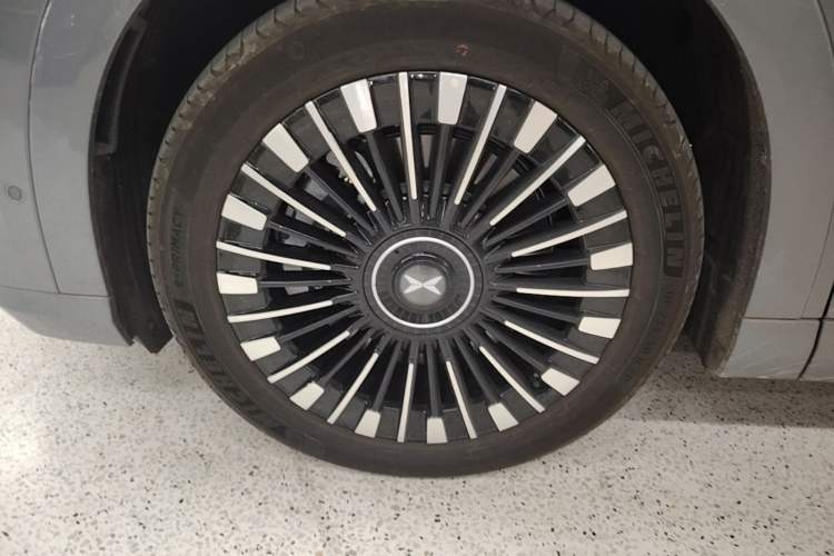 Used XPeng X9 2026 Model—Range-Extended Version 1602 Ultra Left Front Wheel Hub