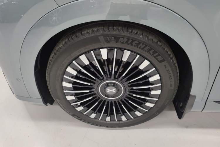 Used XPeng X9 2026 Model—Range-Extended Version 1602 Ultra Left Front Wheel Hub