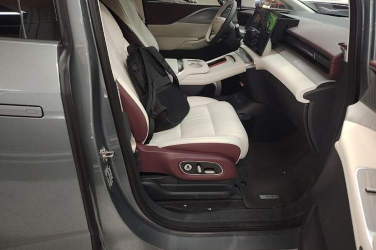 Used XPeng X9 2026 Model—Range-Extended Version 1602 Ultra Right Front Seat