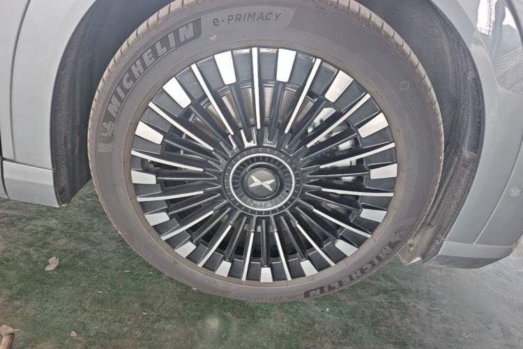 Used XPeng X9 2026 Model—Range-Extended Version 1602 Ultra Right Front Wheel Hub