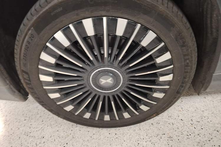Used XPeng X9 2026 Model—Range-Extended Version 1602 Ultra Right Rear Wheel Hub