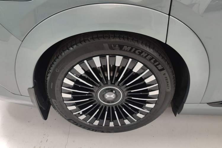Used XPeng X9 2026 Model—Range-Extended Version 1602 Ultra Right Rear Wheel Hub