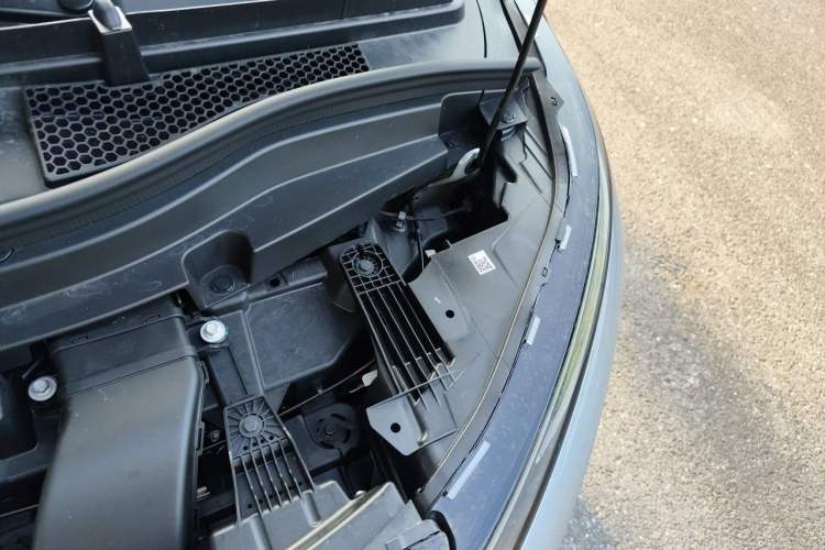 Used XPeng X9 2026 Model—Range-Extended Version 1602 Ultra Engine Bay Left