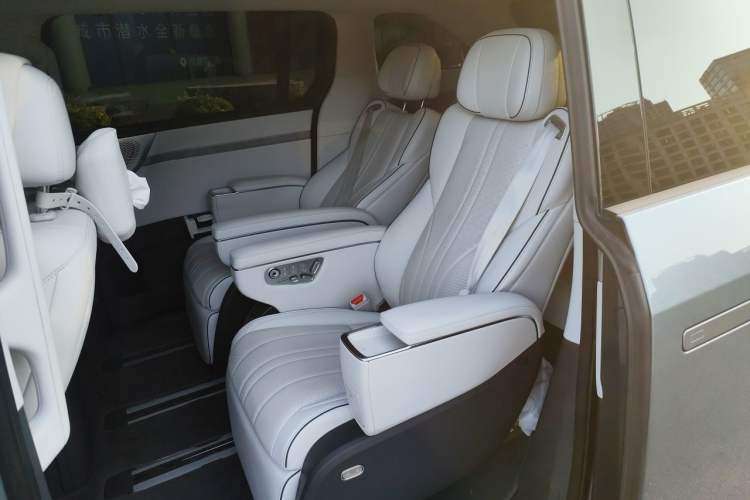 Used XPeng X9 2026 Model—Range-Extended Version 1602 Ultra Left Rear Seat