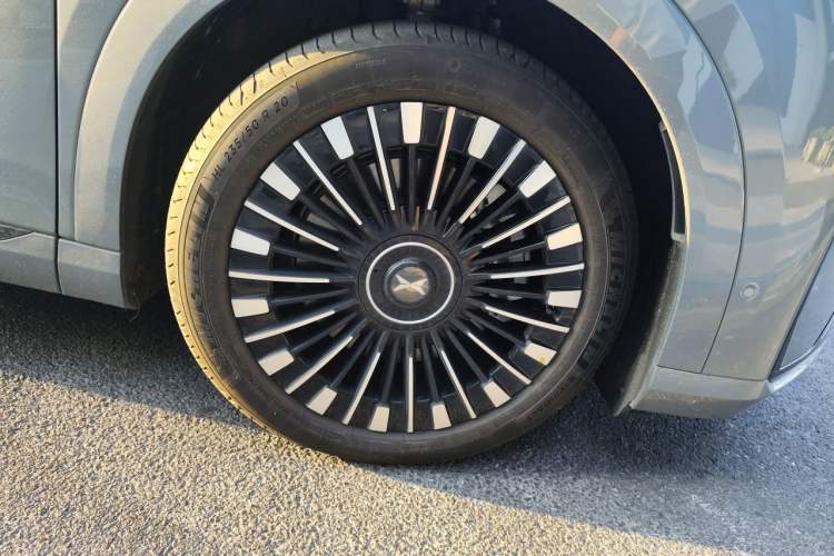 Used XPeng X9 2026 Model—Range-Extended Version 1602 Ultra Right Front Wheel Hub