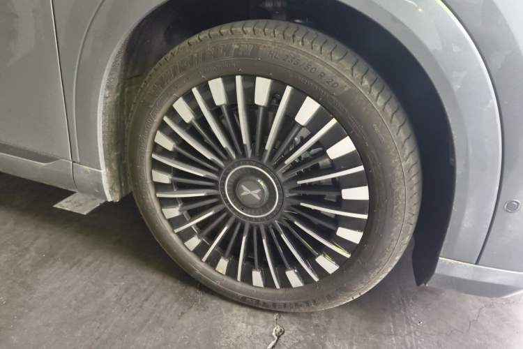 Used XPeng X9 2026 Model—Range-Extended Version 1602 Ultra Right Front Wheel Hub