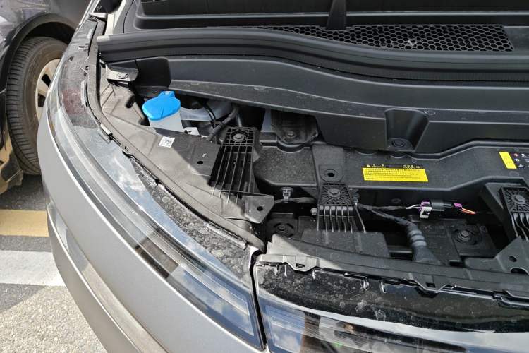 Used XPeng X9 2026 Model—Range-Extended Version 1602 Max Engine Bay Right