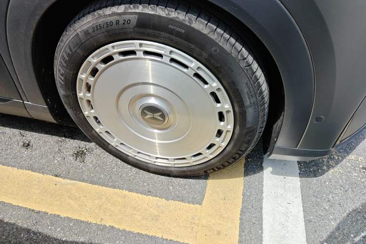 Used XPeng X9 2026 Model—Range-Extended Version 1602 Max Right Front Wheel Hub
