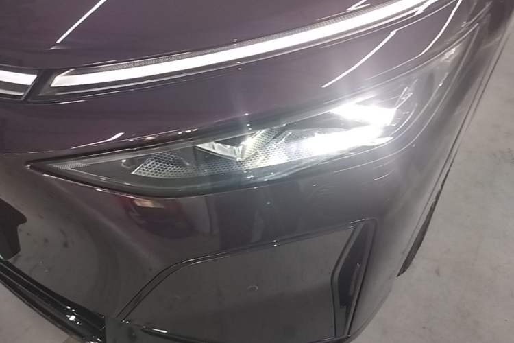 Used XPeng X9 2026 Model Pure Electric 710 Four-Wheel Drive Ultra Left Front Headlight