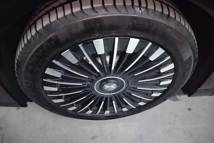 Used XPeng X9 2026 Model Pure Electric 710 Four-Wheel Drive Ultra Left Front Wheel Hub
