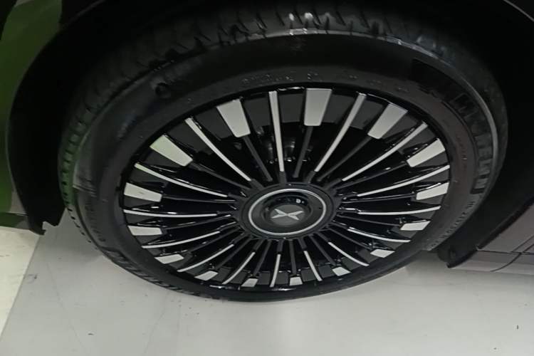 Used XPeng X9 2026 Model—Range-Extended Version 1602 Ultra Left Front Wheel Hub