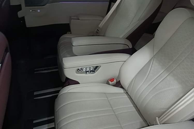 Used XPeng X9 2026 Model—Range-Extended Version 1602 Ultra Left Rear Seat
