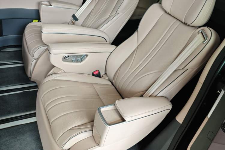 Used XPeng X9 2026 Model—Range-Extended Version 1602 Ultra Left Rear Seat