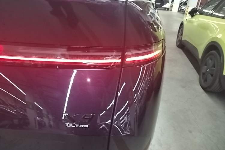Used XPeng X9 2026 Model Pure Electric 710 Four-Wheel Drive Ultra Right Rear Taillight