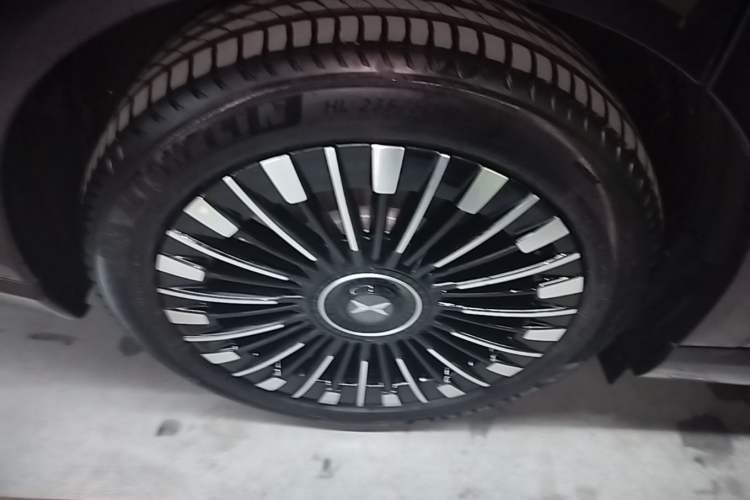 Used XPeng X9 2026 Model Pure Electric 710 Four-Wheel Drive Ultra Right Rear Wheel Hub
