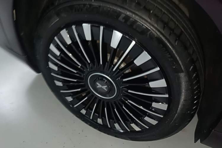 Used XPeng X9 2026 Model—Range-Extended Version 1602 Ultra Right Rear Wheel Hub