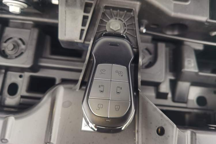 Used XPeng X9 2026 Model Pure Electric 710 Four-Wheel Drive Ultra Vehicle Key
