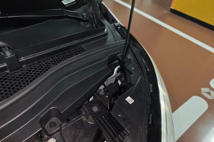 Used XPeng X9 2026 Model—Range-Extended Version 1602 Max Engine Bay Left