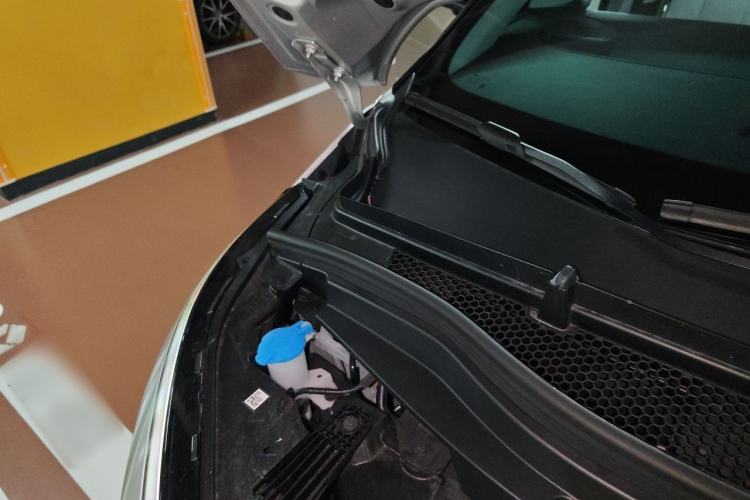 Used XPeng X9 2026 Model—Range-Extended Version 1602 Max Engine Bay Right