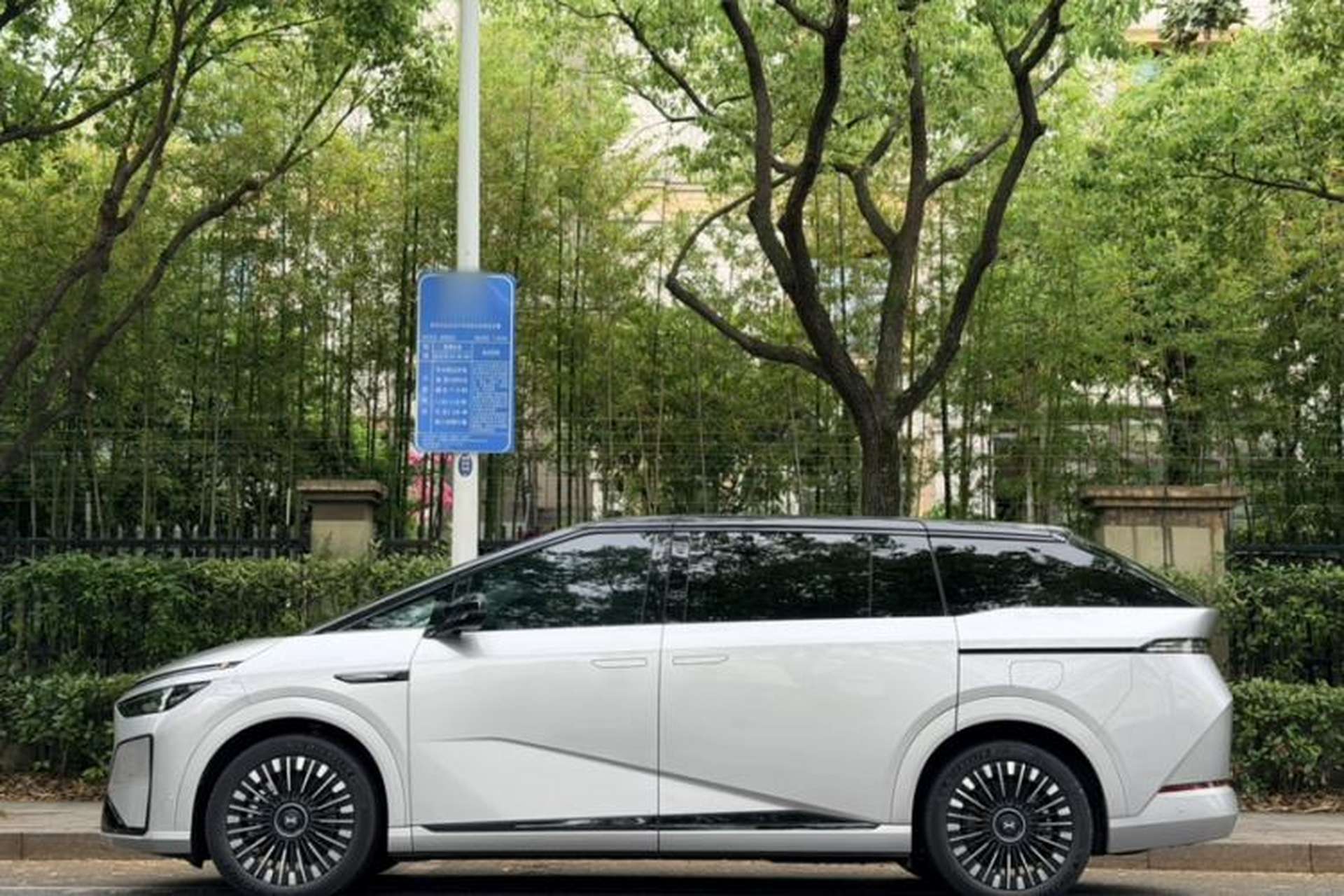 Used XPeng X9 2026 Model—Range-Extended Version 1602 Ultra Exterior 1