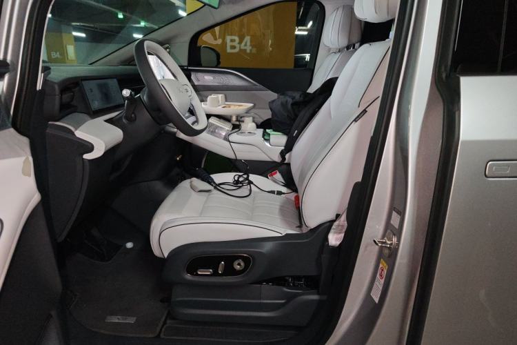 Used XPeng X9 2026 Model—Range-Extended Version 1602 Max Left Front Seat