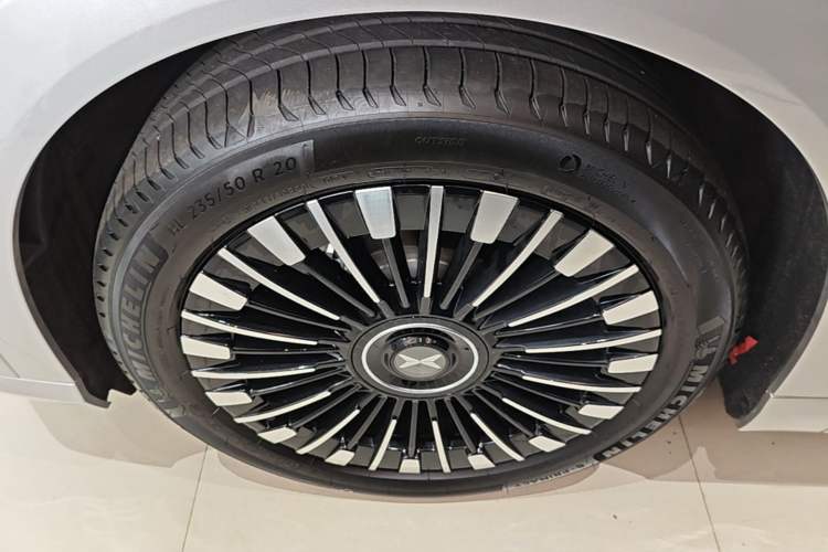 Used XPeng X9 2026 Model—Range-Extended Version 1602 Ultra Left Front Wheel Hub