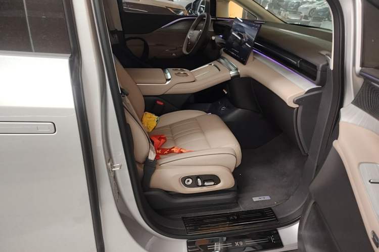 Used XPeng X9 2026 Model—Range-Extended Version 1602 Max Right Front Seat