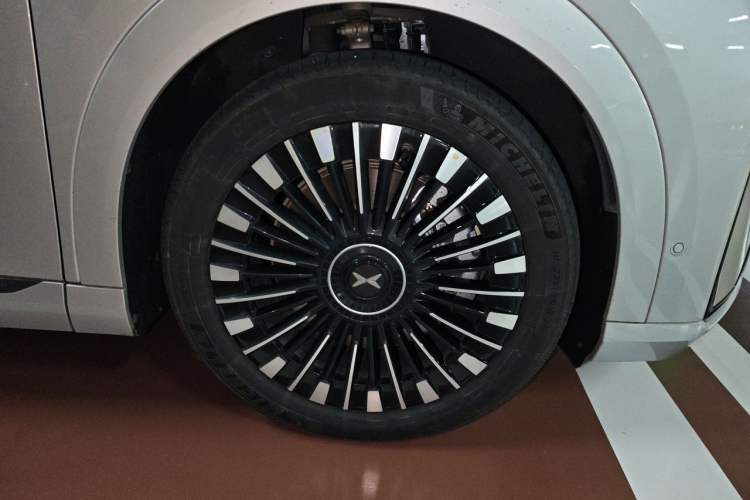Used XPeng X9 2026 Model—Range-Extended Version 1602 Max Right Front Wheel Hub