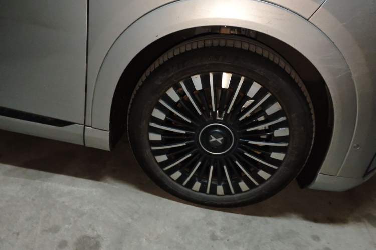 Used XPeng X9 2026 Model—Range-Extended Version 1602 Ultra Right Front Wheel Hub