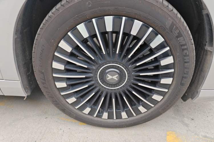 Used XPeng X9 2026 Model—Range-Extended Version 1602 Ultra Right Front Wheel Hub