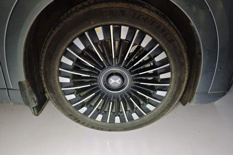 Used XPeng X9 2026 Model—Range-Extended Version 1602 Ultra Right Front Wheel Hub