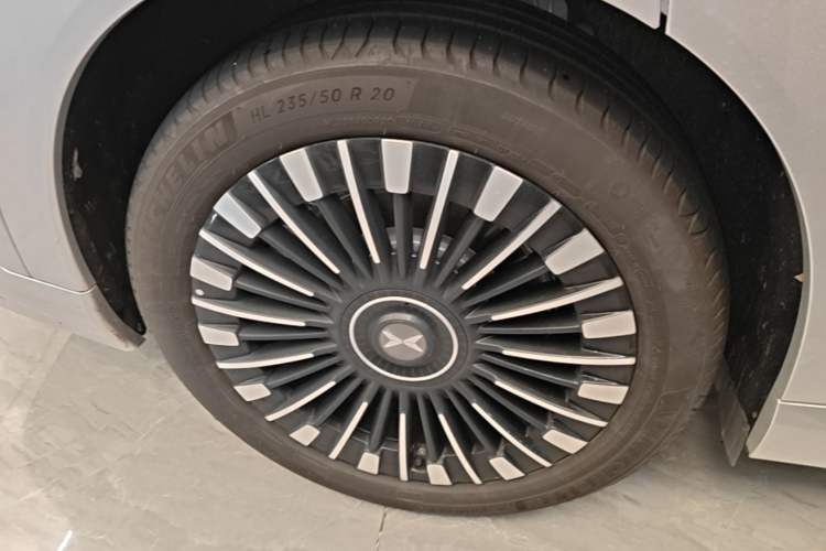 Used XPeng X9 2026 Model—Range-Extended Version 1602 Ultra Right Rear Wheel Hub