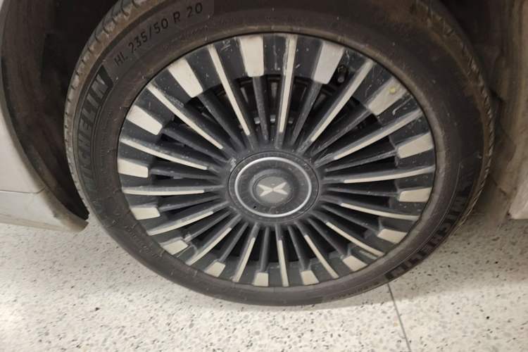 Used XPeng X9 2026 Model—Range-Extended Version 1602 Max Right Rear Wheel Hub