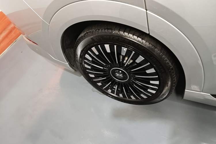 Used XPeng X9 2026 Model—Range-Extended Version 1602 Ultra Right Rear Wheel Hub