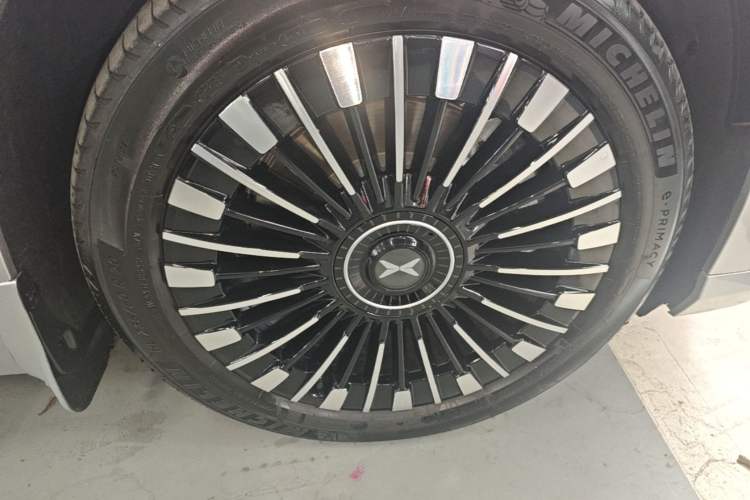 Used XPeng X9 2026 Model—Range-Extended Version 1602 Ultra Right Rear Wheel Hub