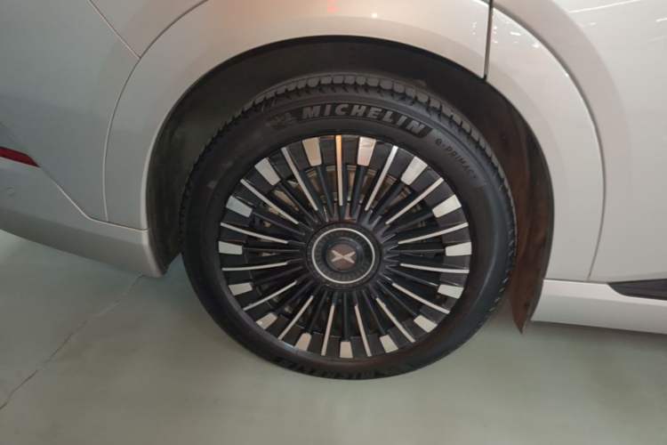 Used XPeng X9 2026 Model—Range-Extended Version 1602 Max Right Rear Wheel Hub