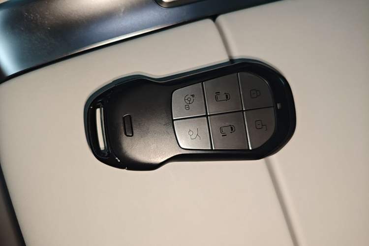 Used XPeng X9 2026 Model—Range-Extended Version 1602 Ultra Vehicle Key