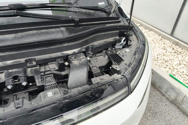 Used XPeng X9 2026 Model—Range-Extended Version 1602 Ultra Engine Bay Left