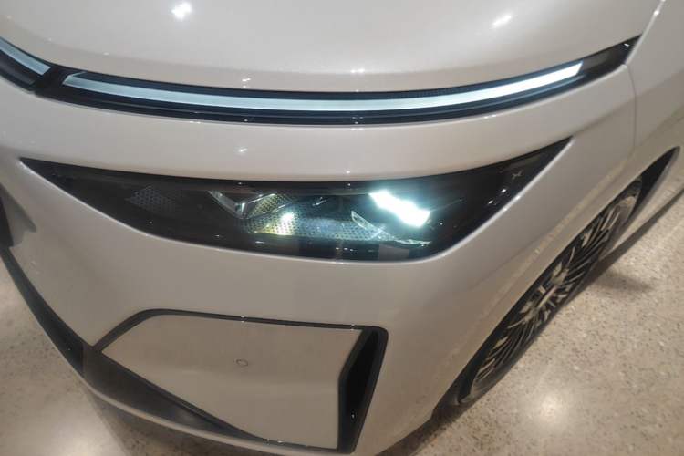 Used XPeng X9 2026 Model—Range-Extended Version 1602 Max Left Front Headlight