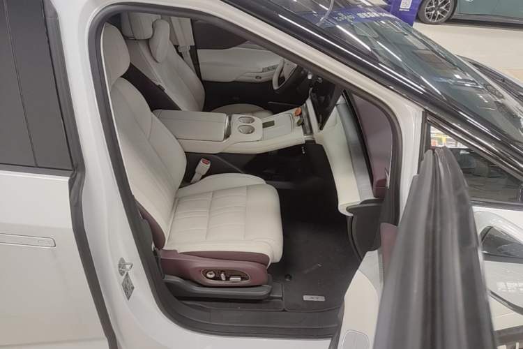 Used XPeng X9 2026 Model—Range-Extended Version 1602 Max Right Front Seat