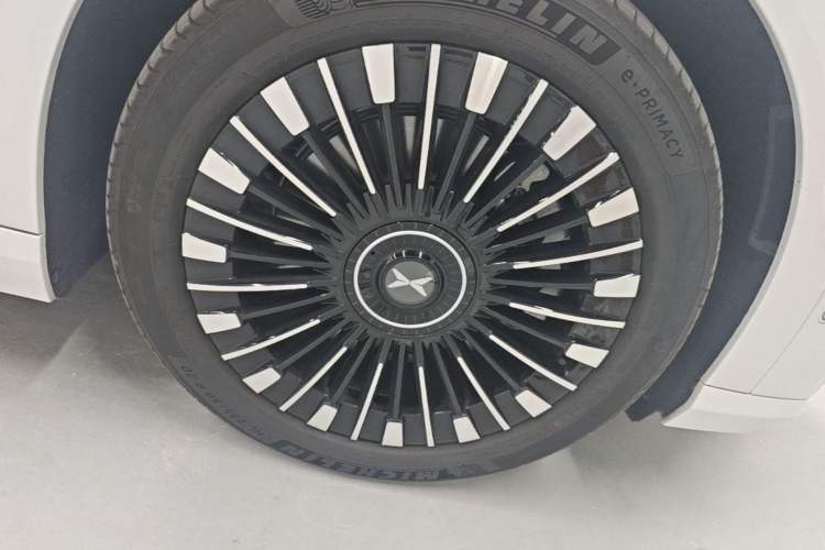 Used XPeng X9 2026 Model—Range-Extended Version 1602 Ultra Right Front Wheel Hub