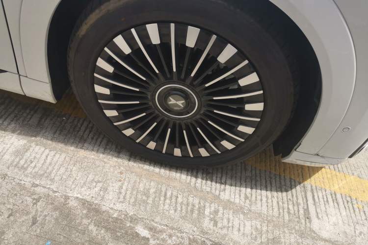 Used XPeng X9 2026 Model—Range-Extended Version 1602 Ultra Right Front Wheel Hub
