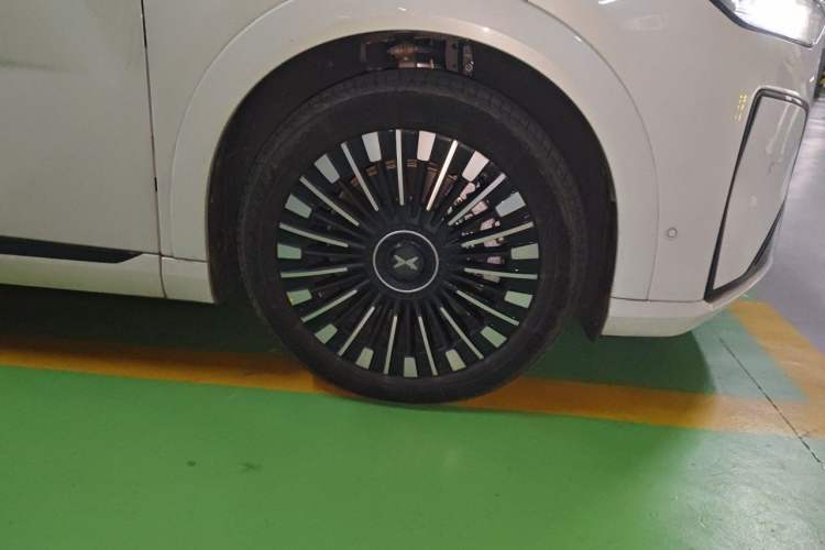 Used XPeng X9 2026 Model—Range-Extended Version 1602 Max Right Front Wheel Hub