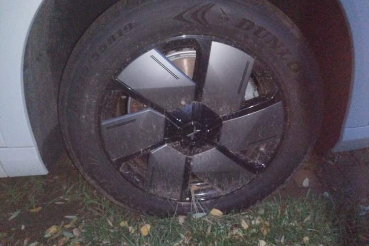 Used XPeng X9 2026 Model—Range-Extended Version 1602 Max Right Front Wheel Hub