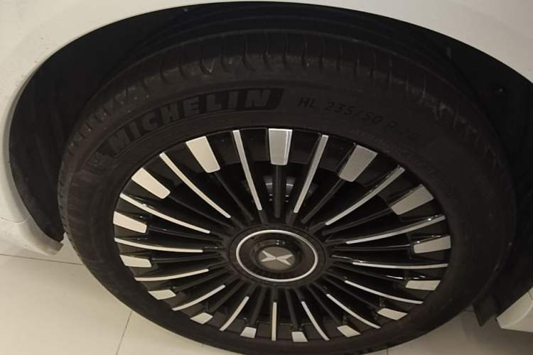 Used XPeng X9 2026 Model—Range-Extended Version 1602 Ultra Right Rear Wheel Hub