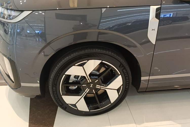 Used XPeng GX 2026 Model, Range-Extended 1585 Four-Wheel-Drive Flagship Edition Left Front Wheel Hub