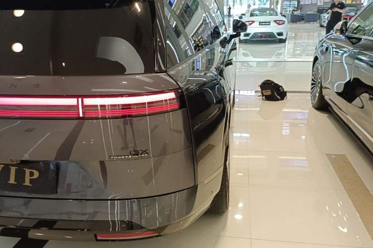 Used XPeng GX 2026 Model, Range-Extended 1585 Four-Wheel-Drive Flagship Edition Right Rear Taillight