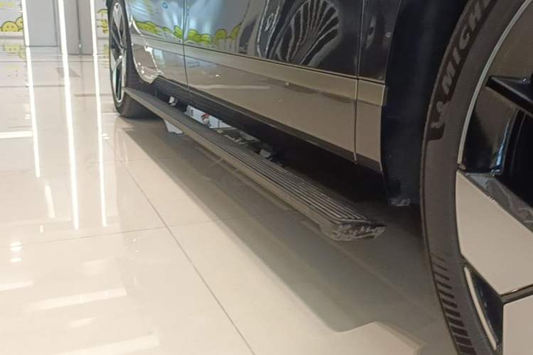 Used XPeng GX 2026 Model, Range-Extended 1585 Four-Wheel-Drive Flagship Edition Right Side Sill